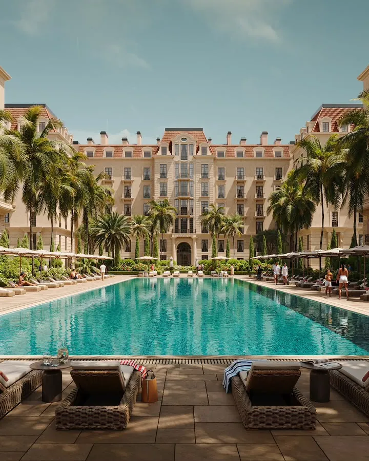 Palazzo del Mare: бассейн у корпуса в стиле итальянского палаццо